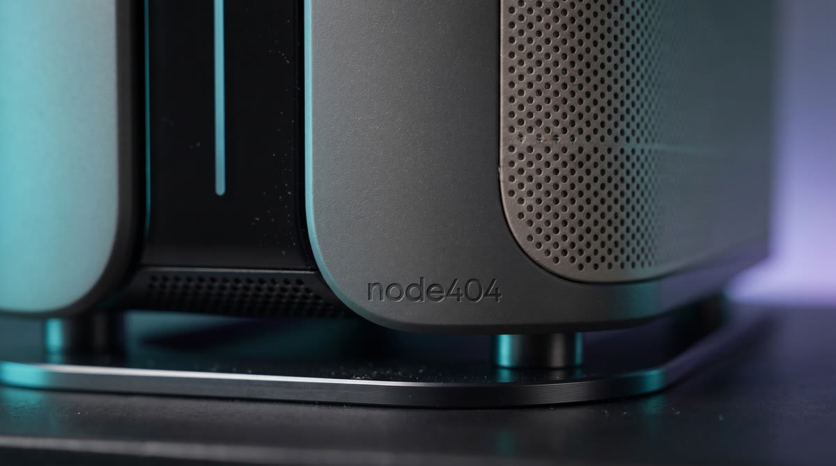 План 3 · макро низа корпуса, камера медленно отъезжает, и гравировка node404 полностью входит в кадр — единственный текст